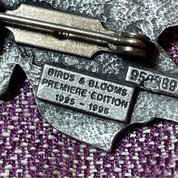 Hummingbird pin Birds and Blooms Premiere Edition Birds & Blooms Pewter Brooch - Picture 3 of 4